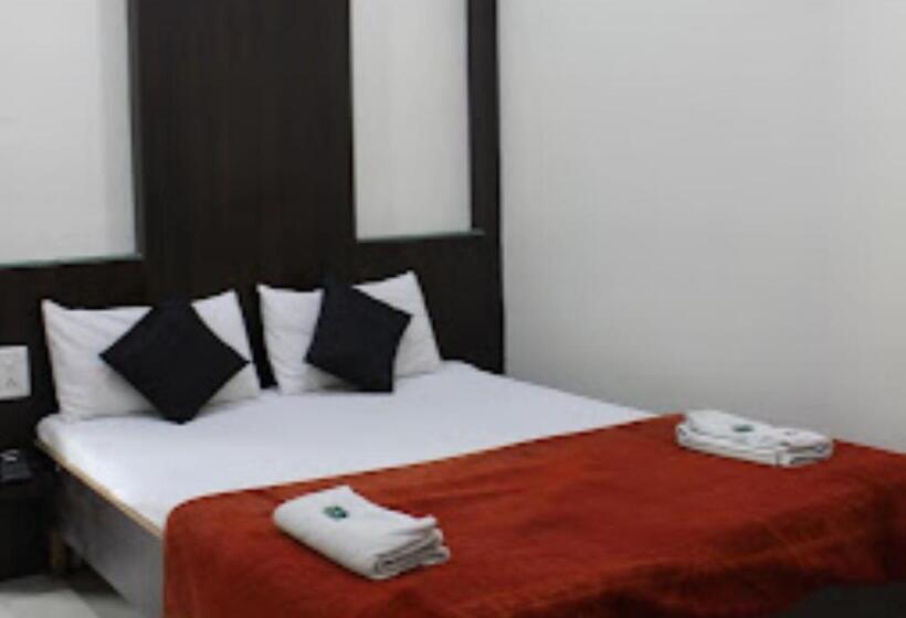 חדר דלוקס, Vyankatesh Washiim