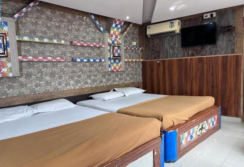 디럭스 4인 룸, Staymaker Hotel Raj Empire