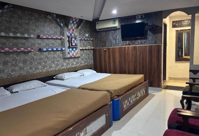 디럭스 4인 룸, Staymaker Hotel Raj Empire