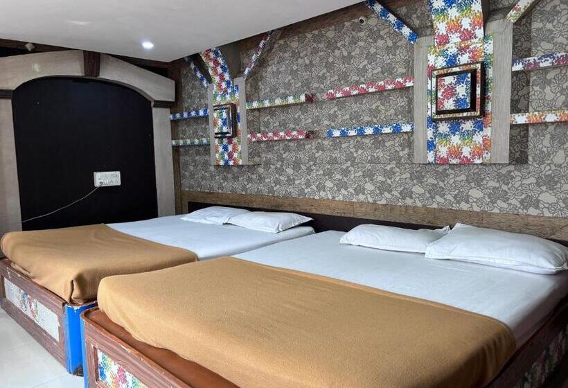 디럭스 4인 룸, Staymaker Hotel Raj Empire