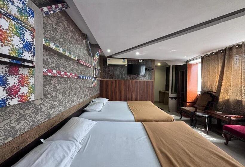 四人豪华间, Staymaker Hotel Raj Empire