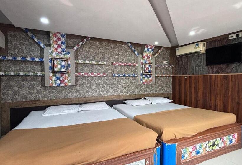 四人豪华间, Staymaker Hotel Raj Empire