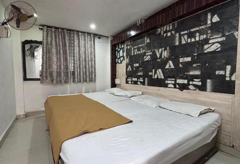 חדר דלוקס לארבעה, Staymaker Hotel Raj Empire