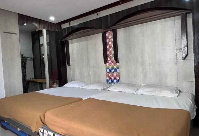 חדר דלוקס לארבעה, Staymaker Hotel Raj Empire