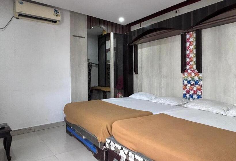 디럭스 4인 룸, Staymaker Hotel Raj Empire