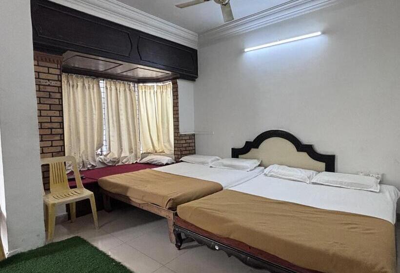 家庭间, Staymaker Hotel Raj Empire