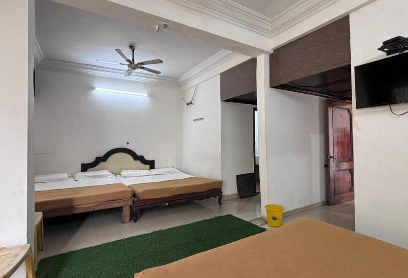 غرفة عائلية, Staymaker Hotel Raj Empire