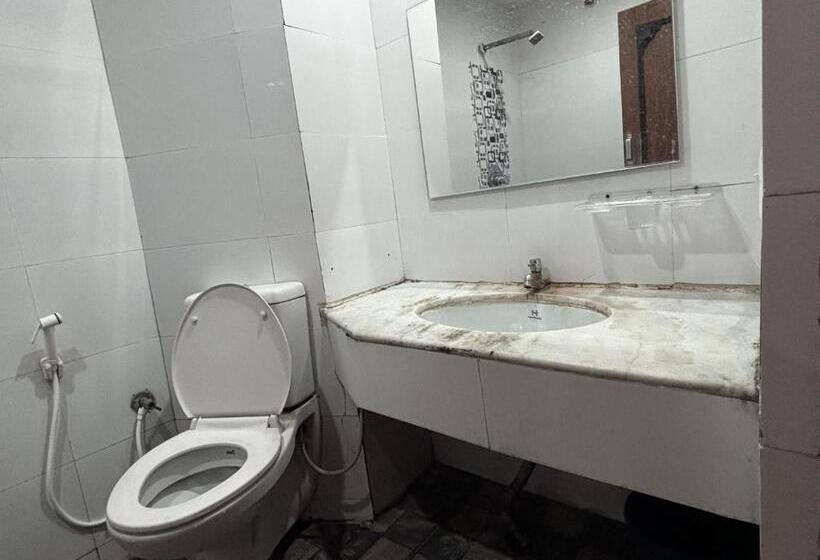 디럭스 4인 룸, Staymaker Hotel Raj Empire