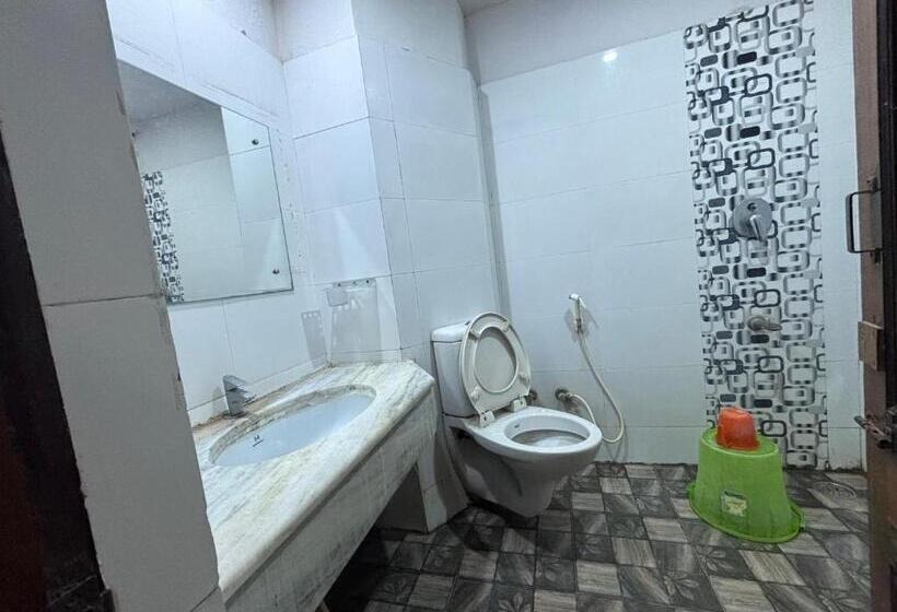 غرفة ديلوكس رباعية, Staymaker Hotel Raj Empire