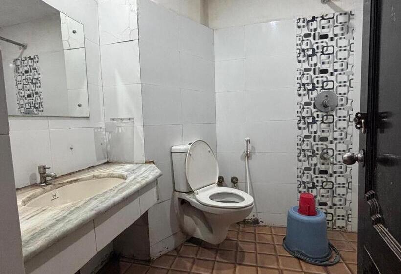 חדר דלוקס לארבעה, Staymaker Hotel Raj Empire