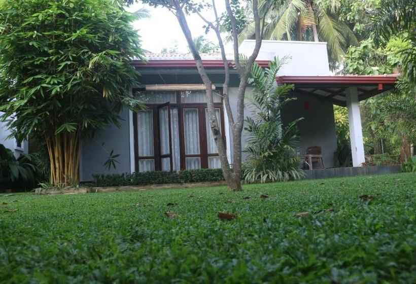 Standard Triple Room Garden View, Leel’s Safari Cottage