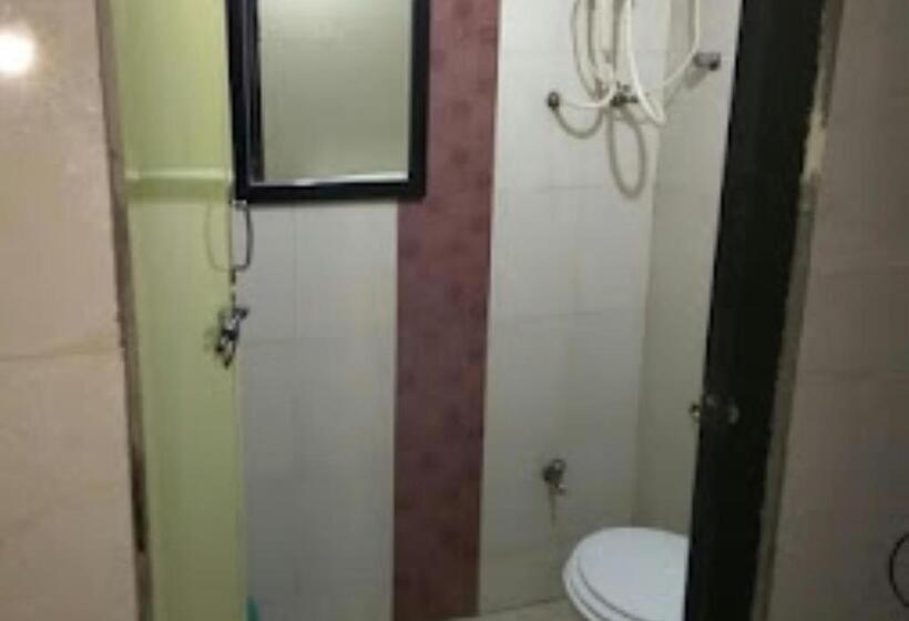 디럭스 룸, Raj Lodging Satara