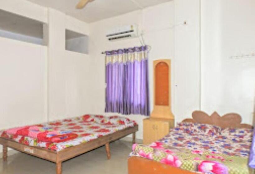 디럭스 룸, Raj Lodging Satara