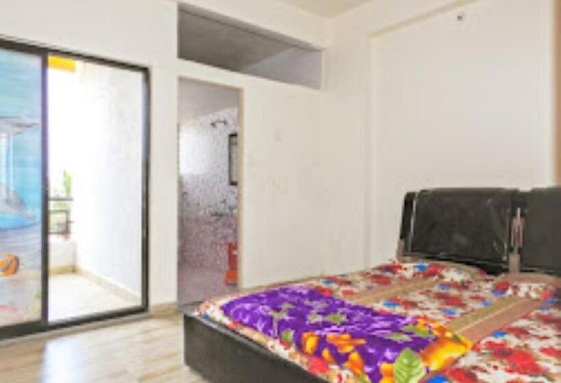 디럭스 룸, Raj Lodging Satara