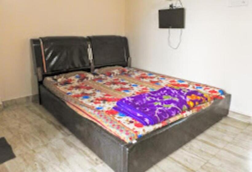 디럭스 룸, Raj Lodging Satara