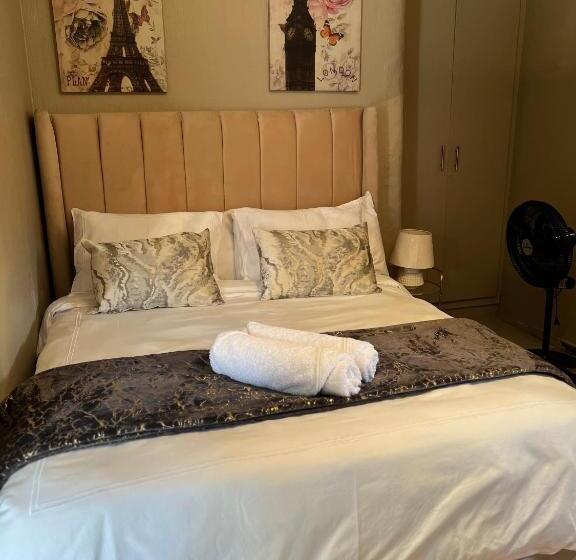 Deluxe Suite King Bed, Morningmist Boutique