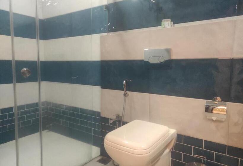 חדר סטנדרט עם מיטת קינג, Lee Palace