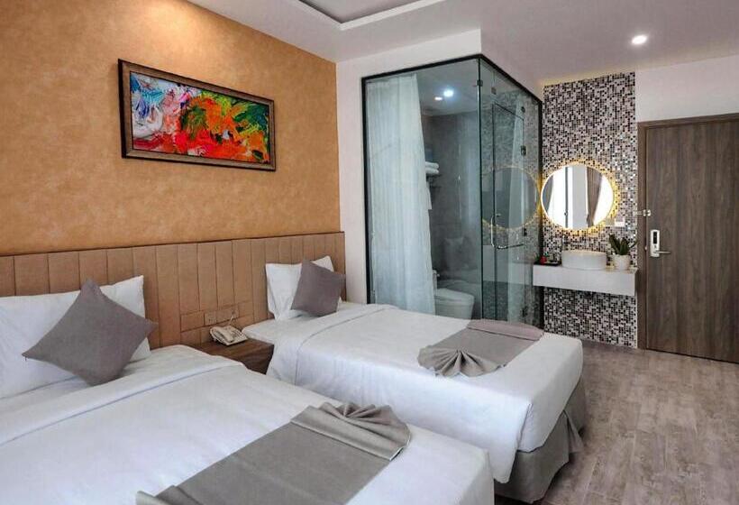 اتاق سوپریور با چشم‌انداز شهر, Mai