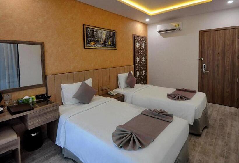 اتاق سوپریور با چشم‌انداز شهر, Mai