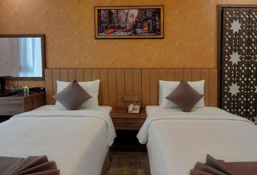 اتاق سوپریور با چشم‌انداز شهر, Mai