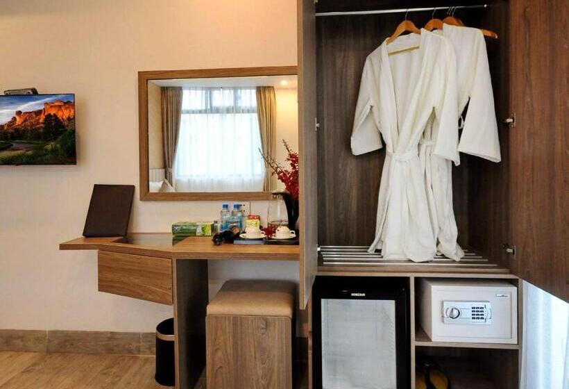 اتاق لوکس, Mai