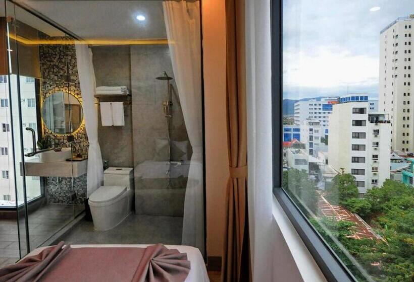 اتاق لوکس, Mai