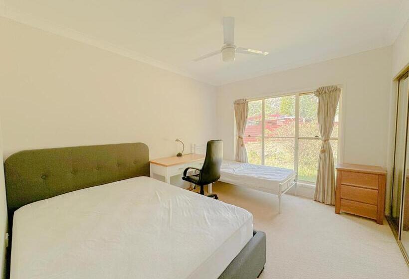 Casa 1 Quarto, Sydney Farm Stay    Live With Nature And Animals