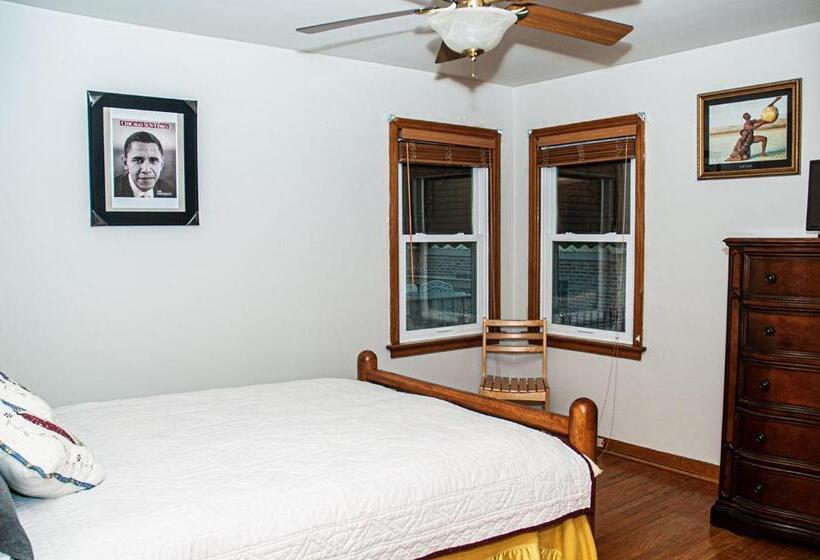 اتاق استاندارد یک نفره, 3 Bedroom, 2 Bathroom, Full Finished Basement Bungalow, Near Oaklawn