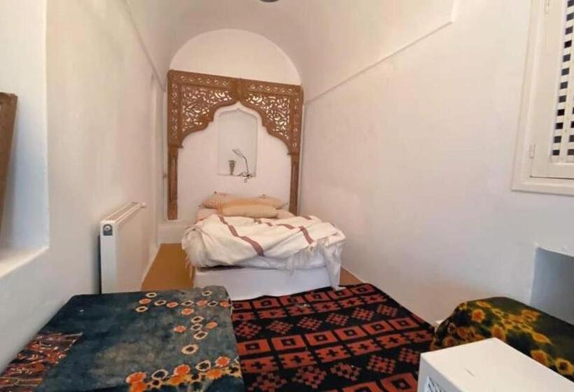 标准间, The Cypresses