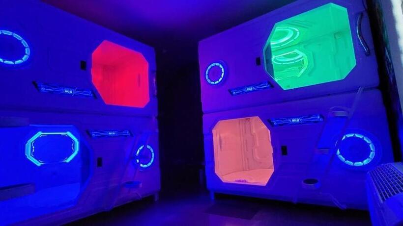 غرفة عائلية, Galactic Star Wars Getaway Sleep Pods For Eight