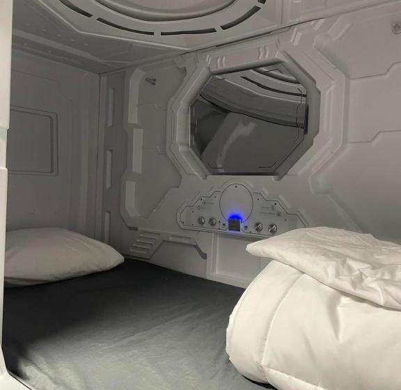 غرفة عائلية, Galactic Star Wars Getaway Sleep Pods For Eight