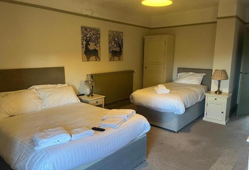 חדר משפחתי, Slyne Lodge