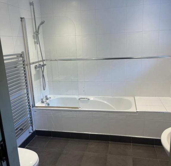 חדר משפחתי, Slyne Lodge