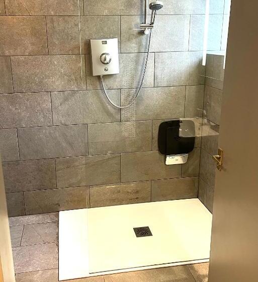 חדר סטנדרט מותאם לאדם עם מוגבלויות, Slyne Lodge