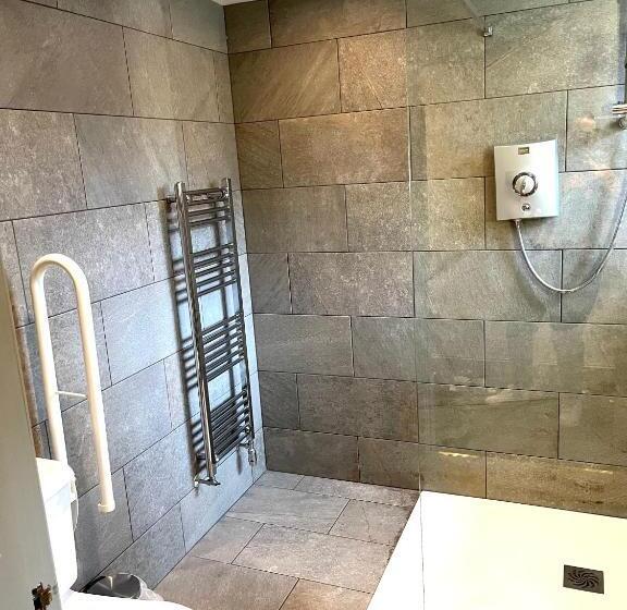 חדר סטנדרט מותאם לאדם עם מוגבלויות, Slyne Lodge