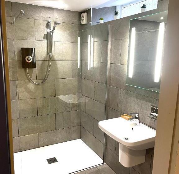 חדר סטנדרט מותאם לאדם עם מוגבלויות, Slyne Lodge