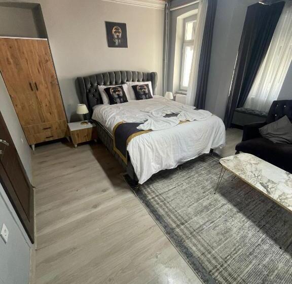 اتاق استاندارد, Nefti Red Suite