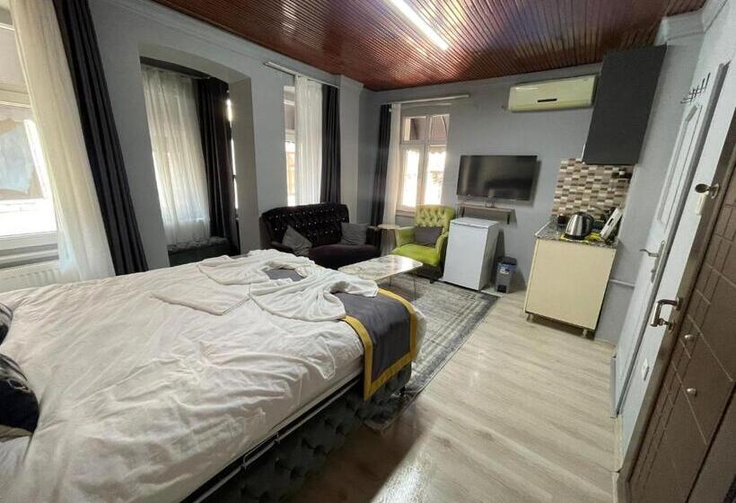 Quarto standard, Nefti Red Suite