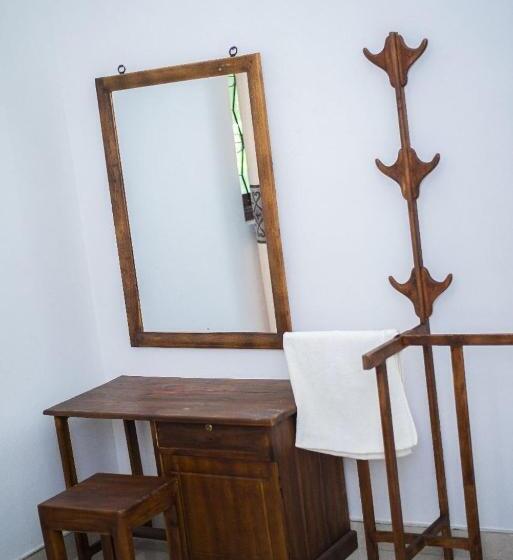 이코노미 룸, Grand Okka