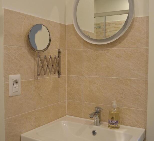 غرفة قياسية مطلّة علي الحديقة, In Campagna