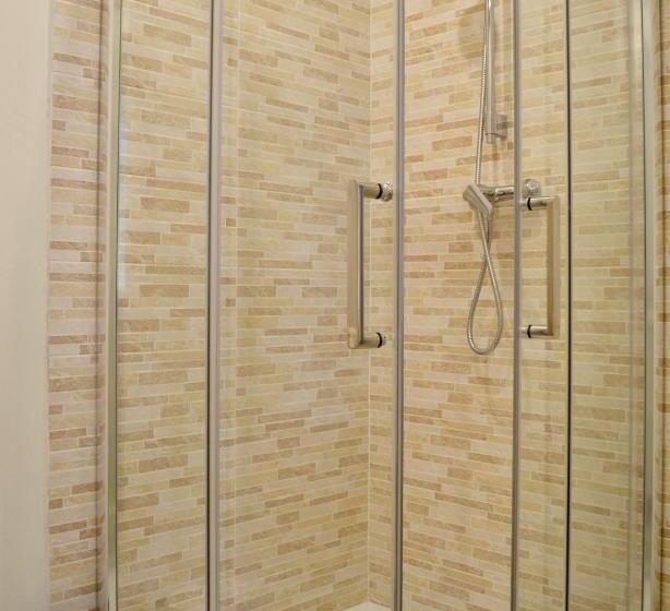 غرفة قياسية مطلّة علي الحديقة, In Campagna