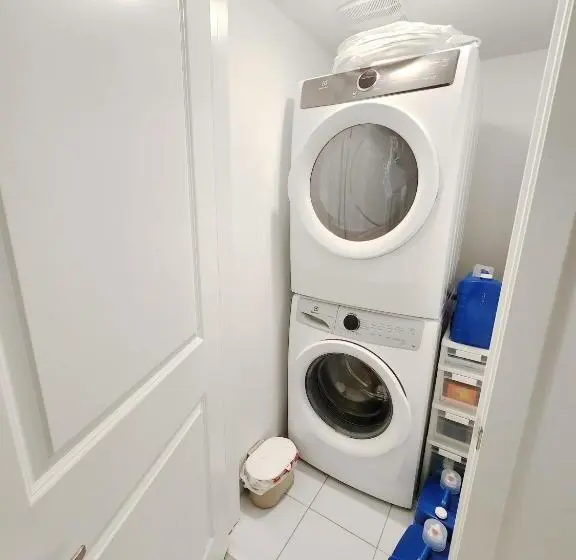 Economy-huone, Toronto Downtown Midtown North York Newly Built Modern Bright Room