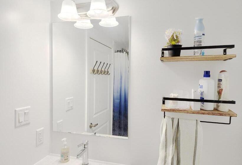 غرفة قياسية حمام مشترك, Toronto Downtown Midtown North York Newly Built Modern Bright Room