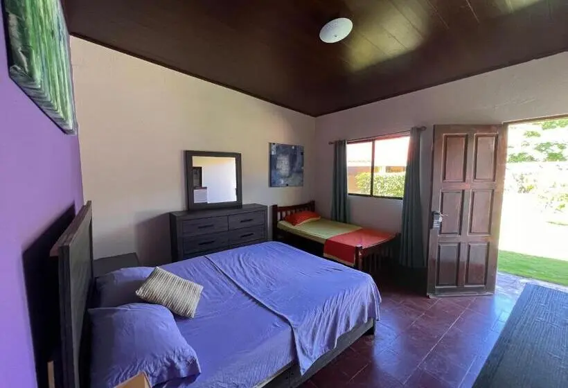 Comfort Kolmen Hengen Huone, Solid Surf Camp Hostel Nicaragua