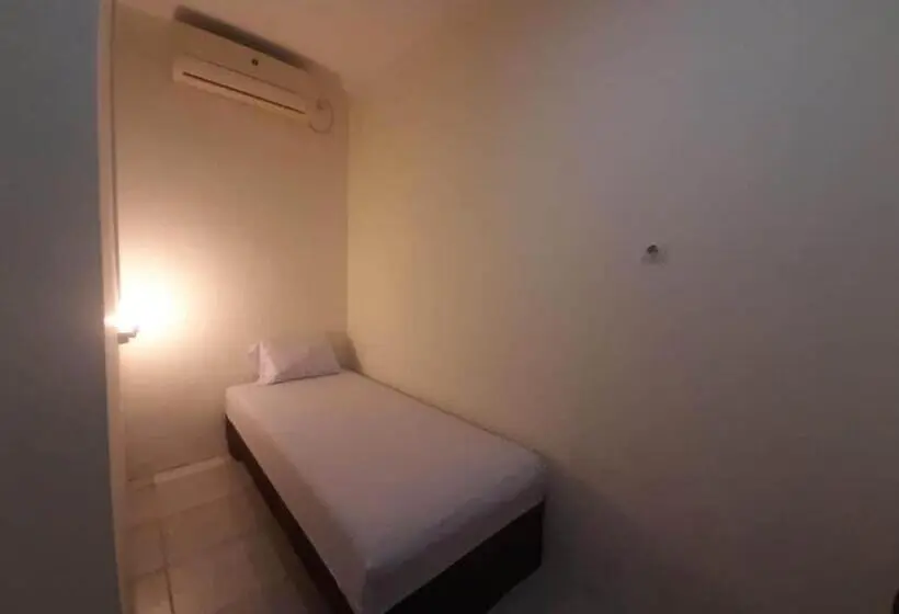 Standard Yhden Hengen Huone, Oyo 93274 Oren Home Bekasi