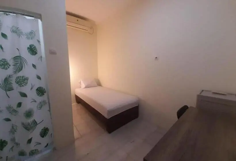 Standard Yhden Hengen Huone, Oyo 93274 Oren Home Bekasi