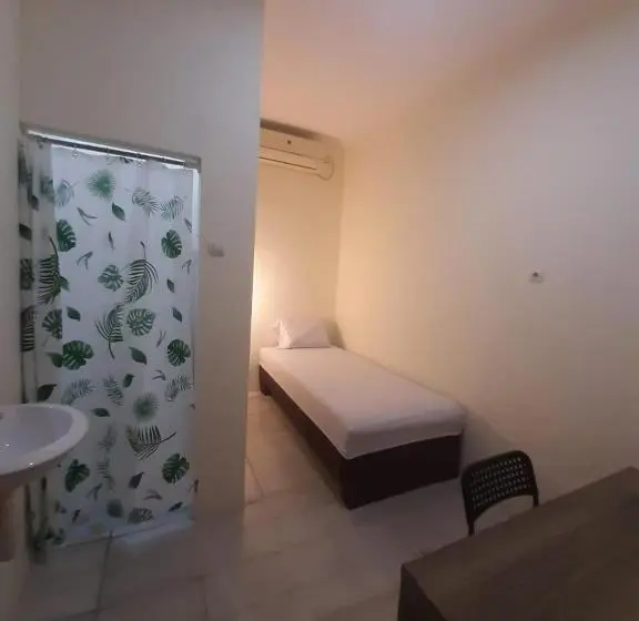 Standard Yhden Hengen Huone, Oyo 93274 Oren Home Bekasi
