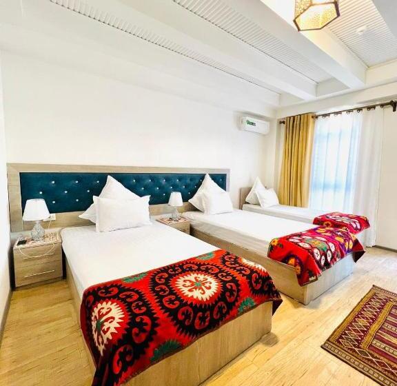 חדר סטנדרט לשלושה, Suzangaron