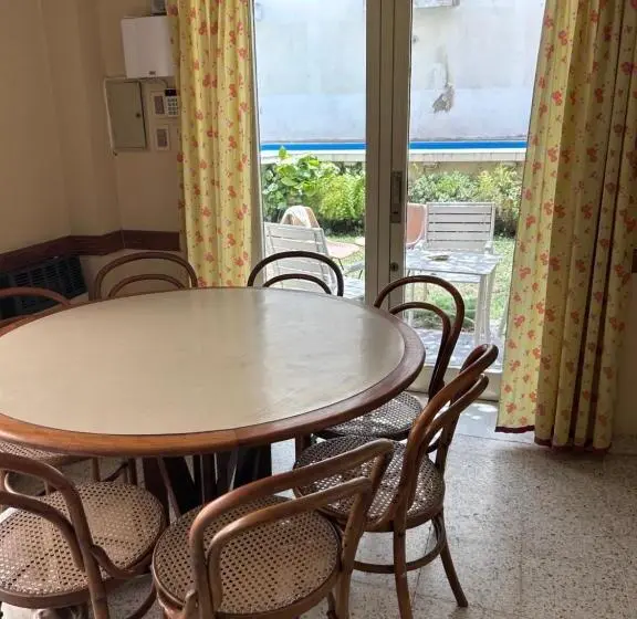 Standard Neljän Hengen Huone Jaettu Kylpyhuone, Rodex Hostel Tucuman