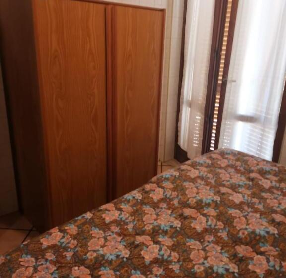 اتاق استاندارد با سرویس بهداشتی مشترک, B&b Adria